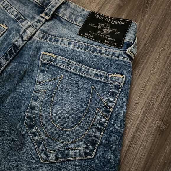 True Religion Ricky Relaxed Straight Cut-Off Denim Short - Picture 5 of 7